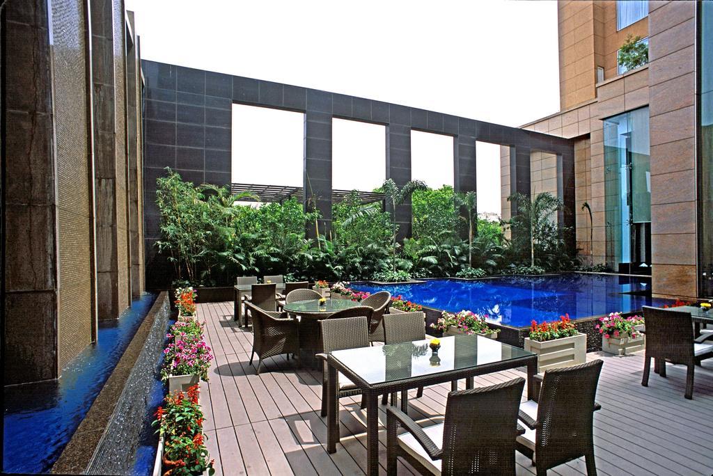 Hotel Radisson Noida Zewnętrze zdjęcie